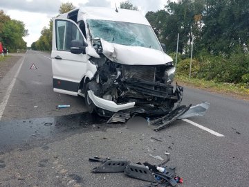 На Волині водій автомобіля  зіткнувся із трактором: постраждав пасажир