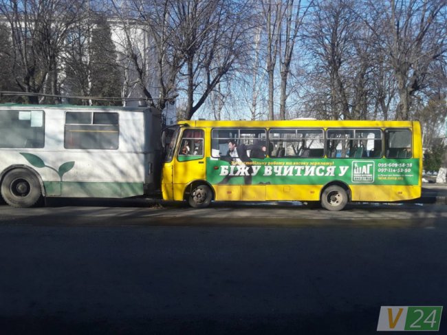 У центрі Луцька маршрутка в'їхала в тролейбус