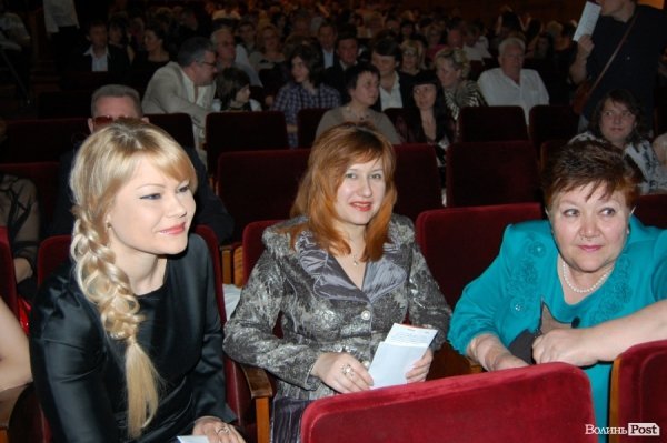 Олена Голєва на хвильку підсіла до колишнього депутата міськради Світлани Бахолдіної і представниці з прокуратури