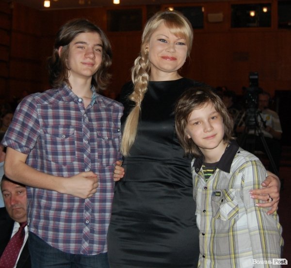 А ще за хвильку позувала зі своїми синами. До речі, одразу після нагороди вони пішли «лабати» важкий рок у клуб «Майдан». А батьки тим всім роком тішилися