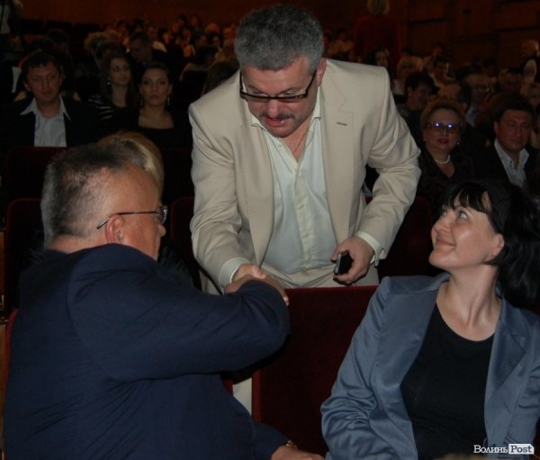 Щойно зайшовши, Клімчук почав здоровкатися з сусідами. Якраз позаду губернатора сидів Микола Голєв