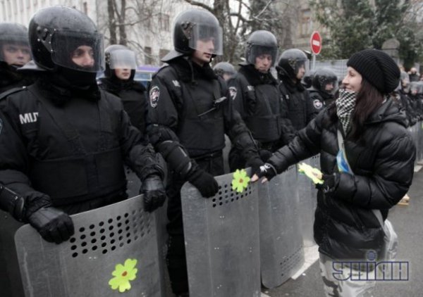 У Києві «розцвіли» щити міліціонерів. ФОТО