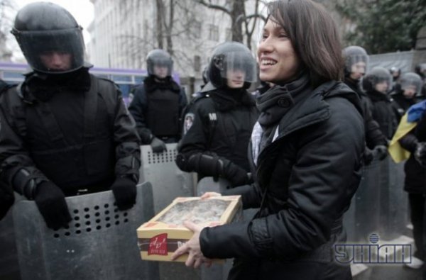 У Києві «розцвіли» щити міліціонерів. ФОТО