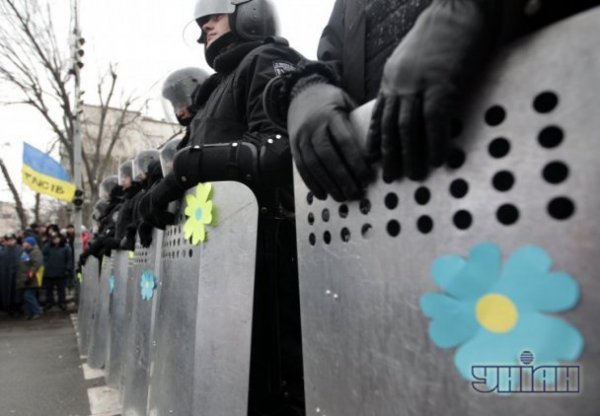 У Києві «розцвіли» щити міліціонерів. ФОТО