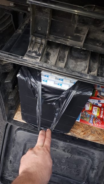 На волинському пункті пропуску затримали дві вантажівки, у яких були приховані цигарки. ФОТО