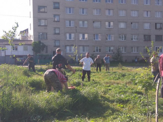 Жителі волинського міста навели лад поблизу ставка. ФОТО