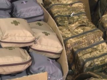 Луцькі волонтери складають аптечки за зразком НАТО. ВІДЕО
