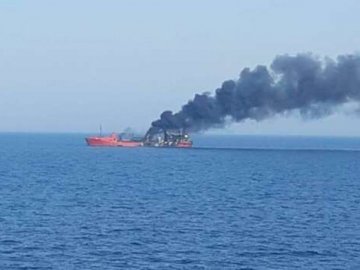 Російські окупанти обстріляли ракетами вантажне судно під Одесою: корабль потонув
