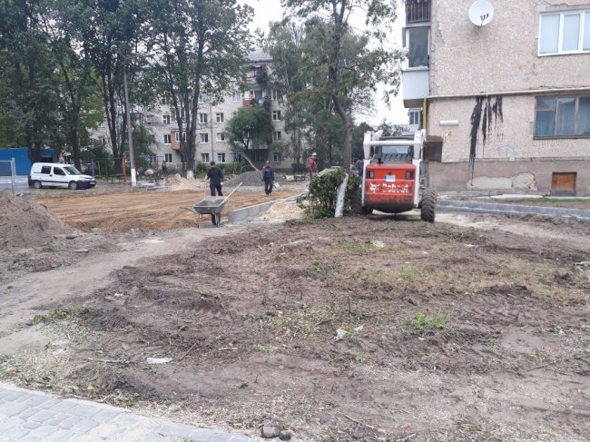 Показали, як у Луцьку ремонтують дороги біля будинків