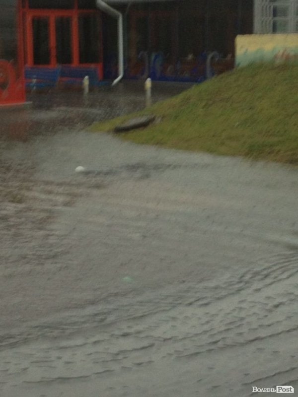 Через зливу у Луцьку люди «застрягли» у туалеті торгового центру, – очевидці. ФОТО