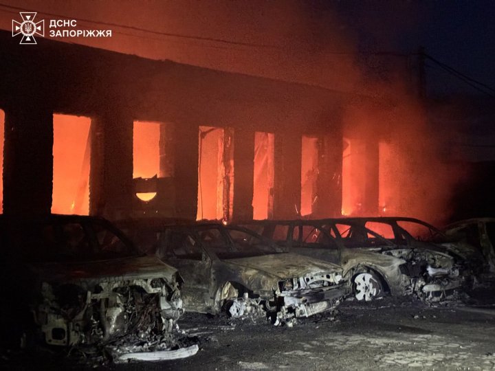У Запоріжжі – масштабна пожежа через удари БпЛА, горіли будинки та десятки авто