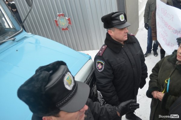 Блокування ВВшників у Луцьку: день другий. ФОТО