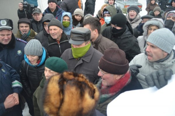 Блокування ВВшників у Луцьку: день другий. ФОТО