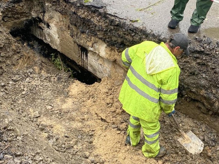 У селищі на Волині ремонтують автомобільний міст, який пошкодила негода