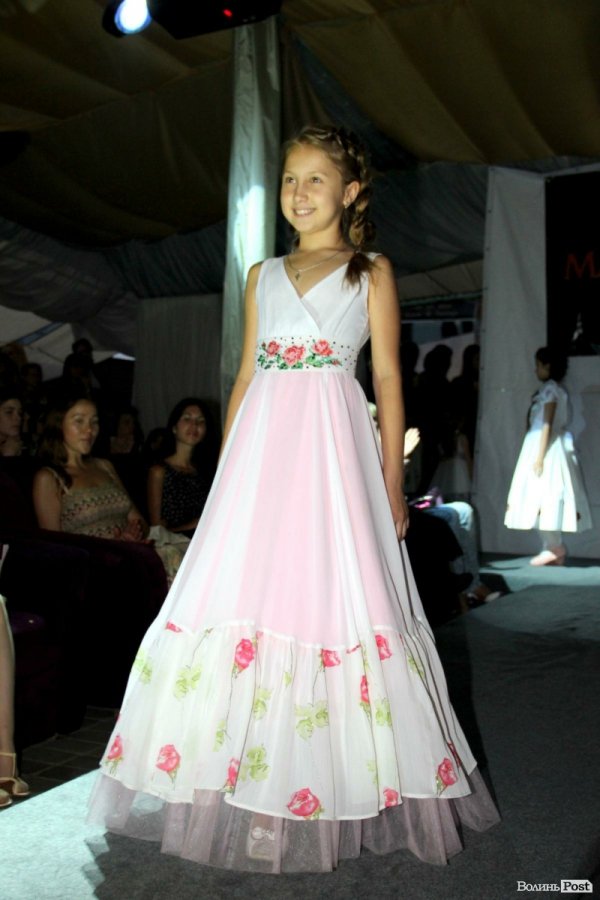 Довгоногі красуні, купальники, сукні: День моди в Луцьку. ФОТО