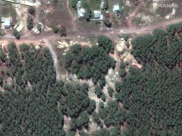 Maxar показав супутникові знімки масового поховання біля Ізюма