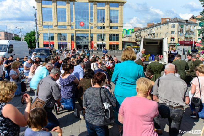 Луцьк попрощався із загиблим на Сході воїном Іллею Струком. ФОТО