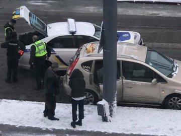 У Луцьку автівка патрульних в’їхала у таксі, коли звідти виходила пасажирка