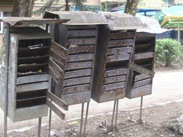 У Луцьку демонтують жахливі поштові скриньки «Укрпошти»