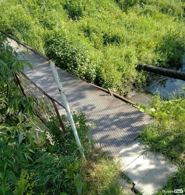 У Луцьку пішохідний міст через Сапалаївку – у аварійному стані. ФОТО