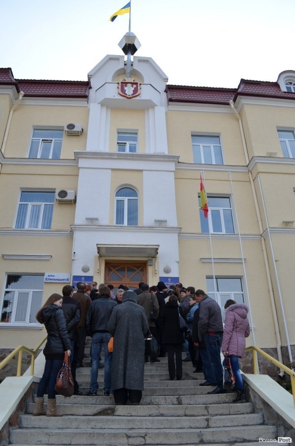 Під мерією Луцька – мітинг обманутих вкладників. ФОТО
