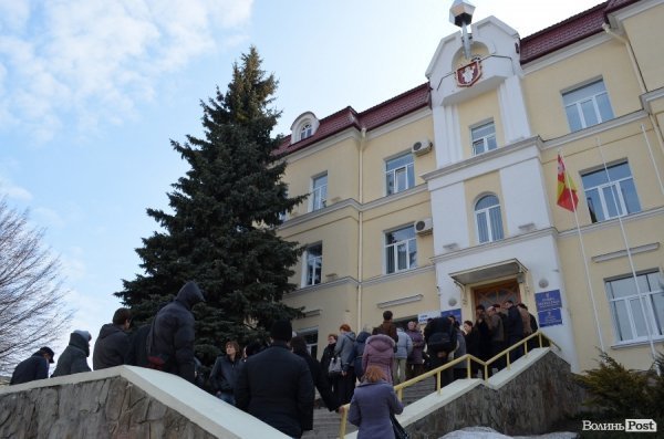 Під мерією Луцька – мітинг обманутих вкладників. ФОТО