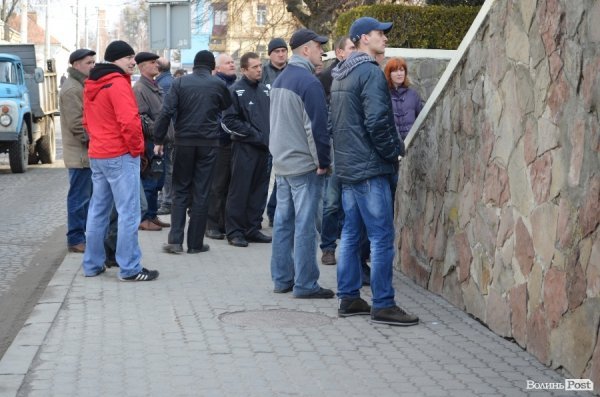 Під мерією Луцька – мітинг обманутих вкладників. ФОТО