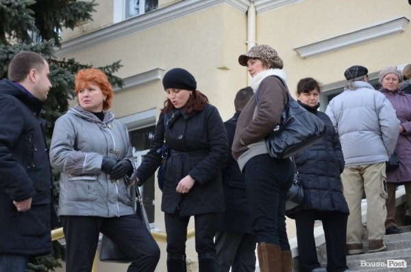 Під мерією Луцька – мітинг обманутих вкладників. ФОТО
