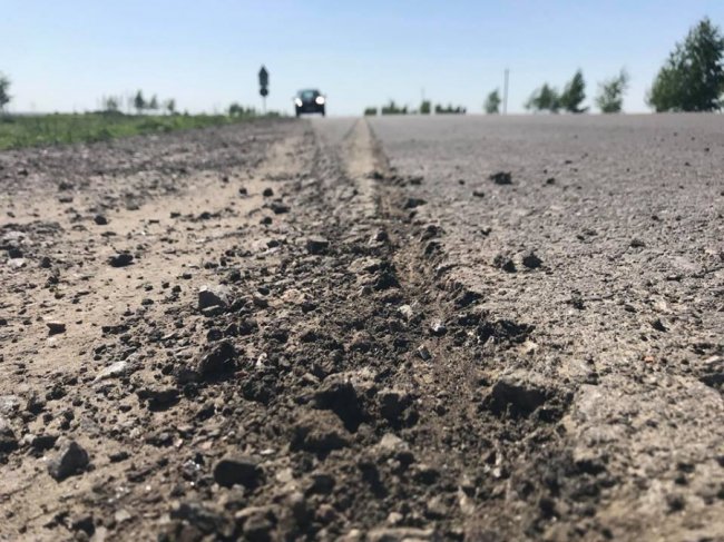 На Волині зламаний причіп пошкодив асфальт. ФОТО