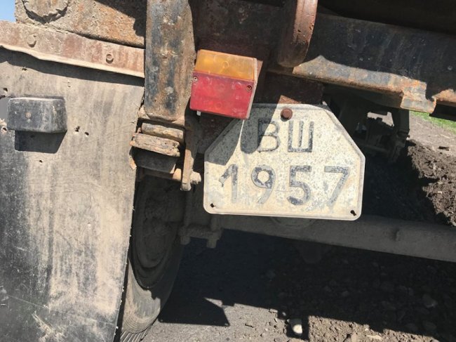 На Волині зламаний причіп пошкодив асфальт. ФОТО