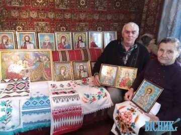 Дідусь з Волині за рік опанував вишивку і виготовив ікони для всієї родини