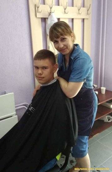 Переселенка із Луганщини працює у Луцьку успішним перукарем і допомагає людям з інвалідністю