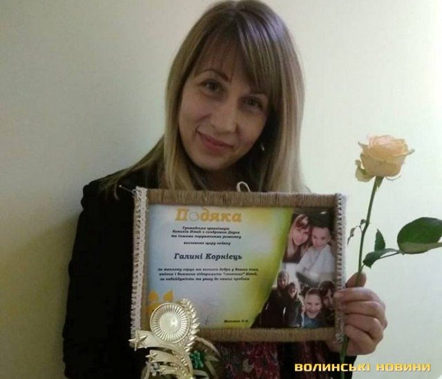 Переселенка із Луганщини працює у Луцьку успішним перукарем і допомагає людям з інвалідністю