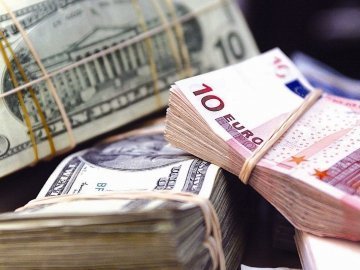 Долар подешевшав, а євро зріс у ціні