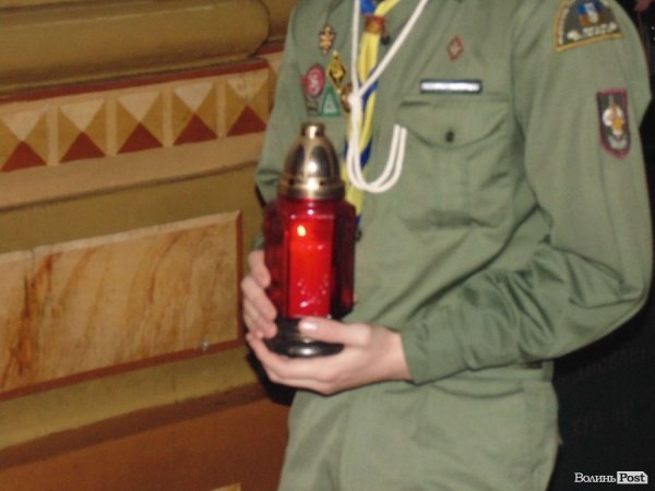 Пластуни передали Вифлиємський вогонь православній громаді Луцька. ФОТО. ВІДЕО