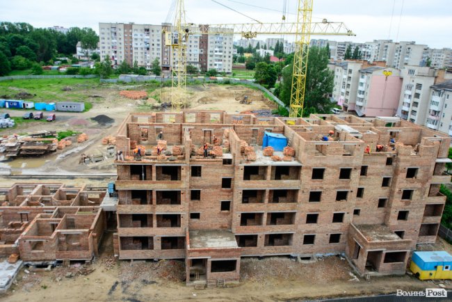 У Луцьку продовжують зводити яскраві оселі у ЖК «Caramel Residence». ФОТО*