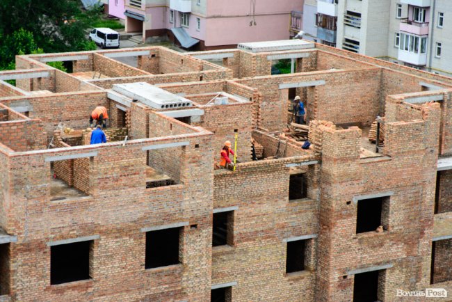 У Луцьку продовжують зводити яскраві оселі у ЖК «Caramel Residence». ФОТО*