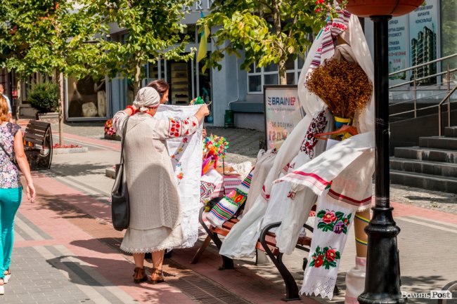 Синьо-жовтий Луцьк: як місто чепуриться до святкувань. ФОТО