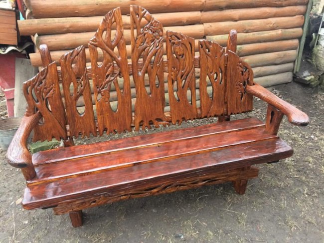 (Не) жіноче ремесло: як дівчина з Волині займається різьбленням по дереву