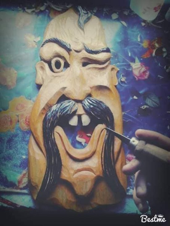 (Не) жіноче ремесло: як дівчина з Волині займається різьбленням по дереву