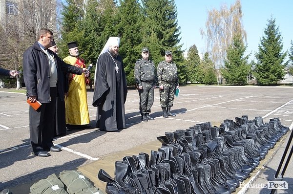 Волинські священики подарували форму військовим. ФОТО