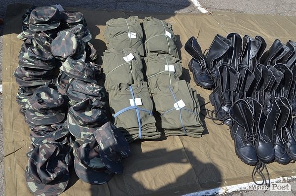 Волинські священики подарували форму військовим. ФОТО