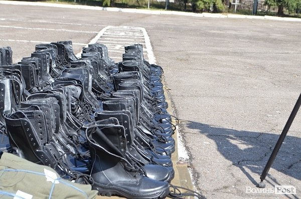 Волинські священики подарували форму військовим. ФОТО