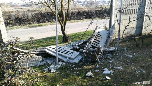 У великодню ніч під Луцьком автівка розтрощила паркан