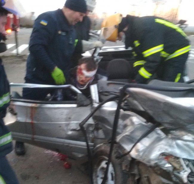 На Волині рятувальники деблокували з авто чоловіка, який травмувався у аварії. ФОТО