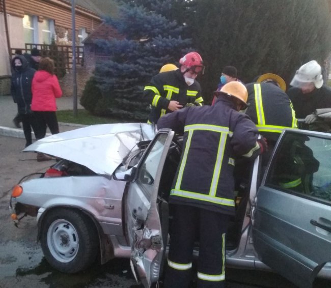 На Волині рятувальники деблокували з авто чоловіка, який травмувався у аварії. ФОТО