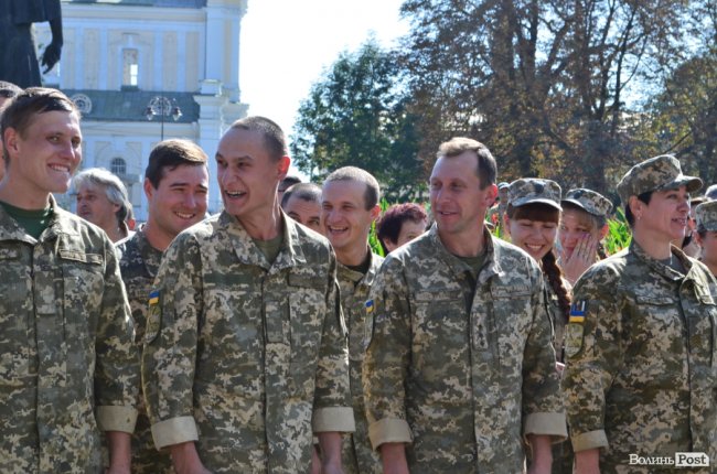 «Вітаємо вдома»:  Луцьк зустрів військових авіаторів. ФОТО