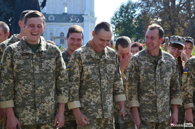 «Вітаємо вдома»:  Луцьк зустрів військових авіаторів. ФОТО