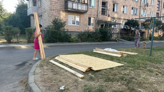 «Вода і світло є, газу ще немає»: мешканцям поруйнованого росією будинку у Луцьку продовжують надавати допомогу