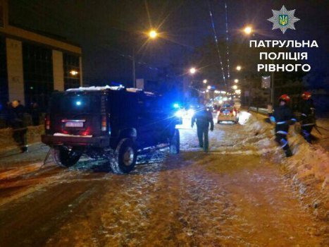 У Рівному малолітні  дівчата викрали  Hummer і розбили його